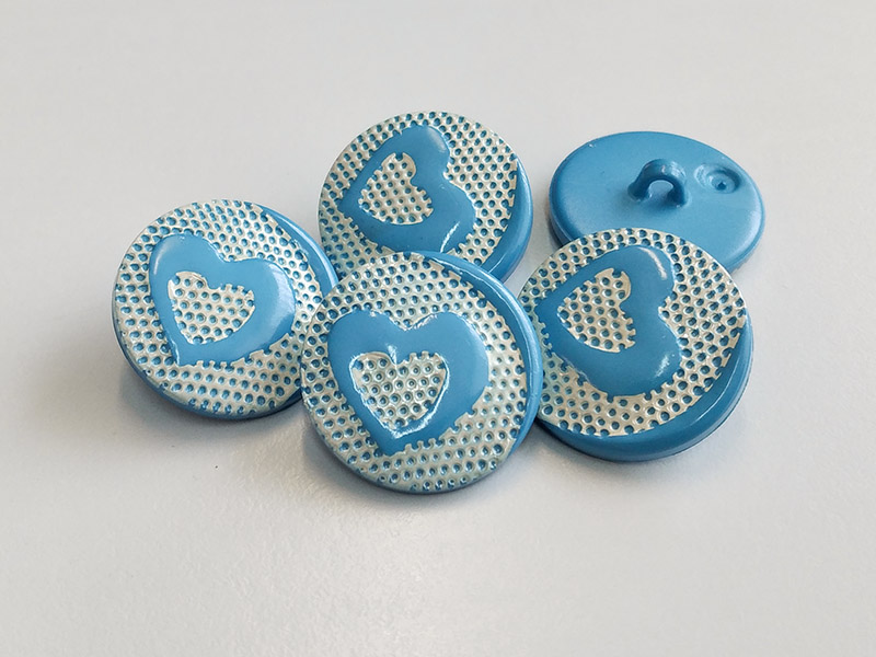 www.knopfparadies.de - 4585bl - Blau-weiße Kunststoffknöpfe mit Herzmotiv