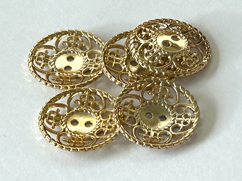 Nostalgische goldfarbene Metallknöpfe mit filigranem Durchbruchmuster