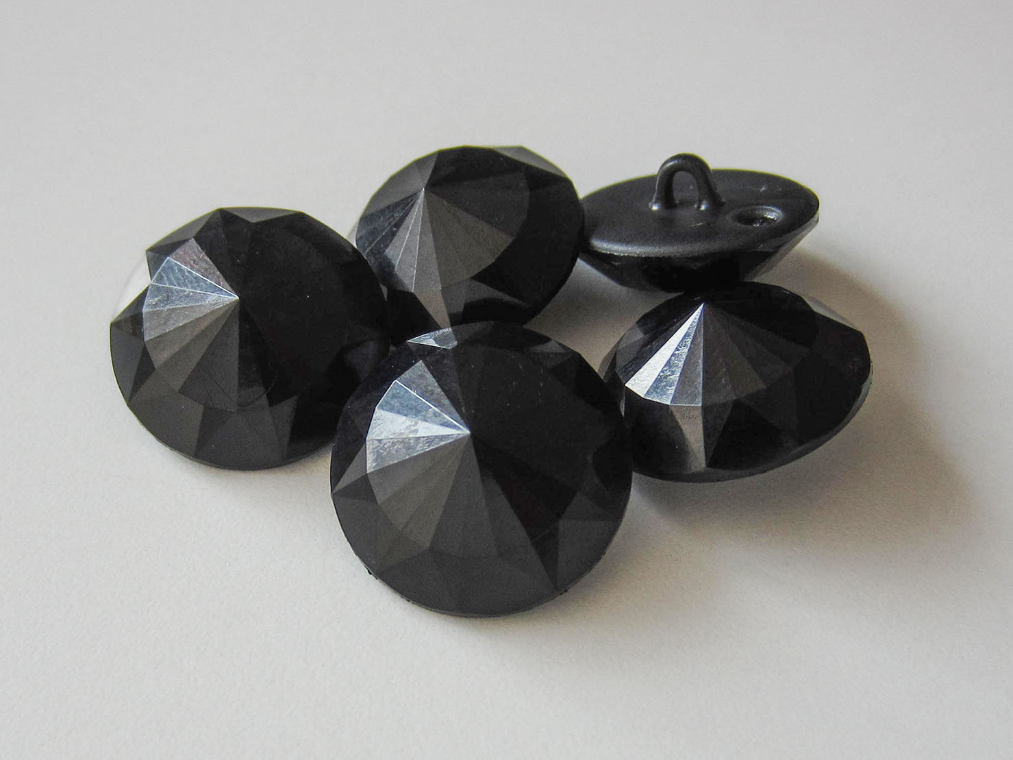 Edle schwarze Ösen Kunststoff Knöpfe im Nostalgie Look