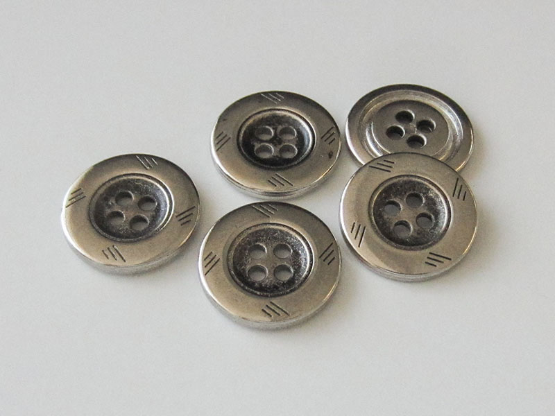 www.knopfparadies.de - 3740si - altsilberfarbene Metallknöpfe mit vier Löchern