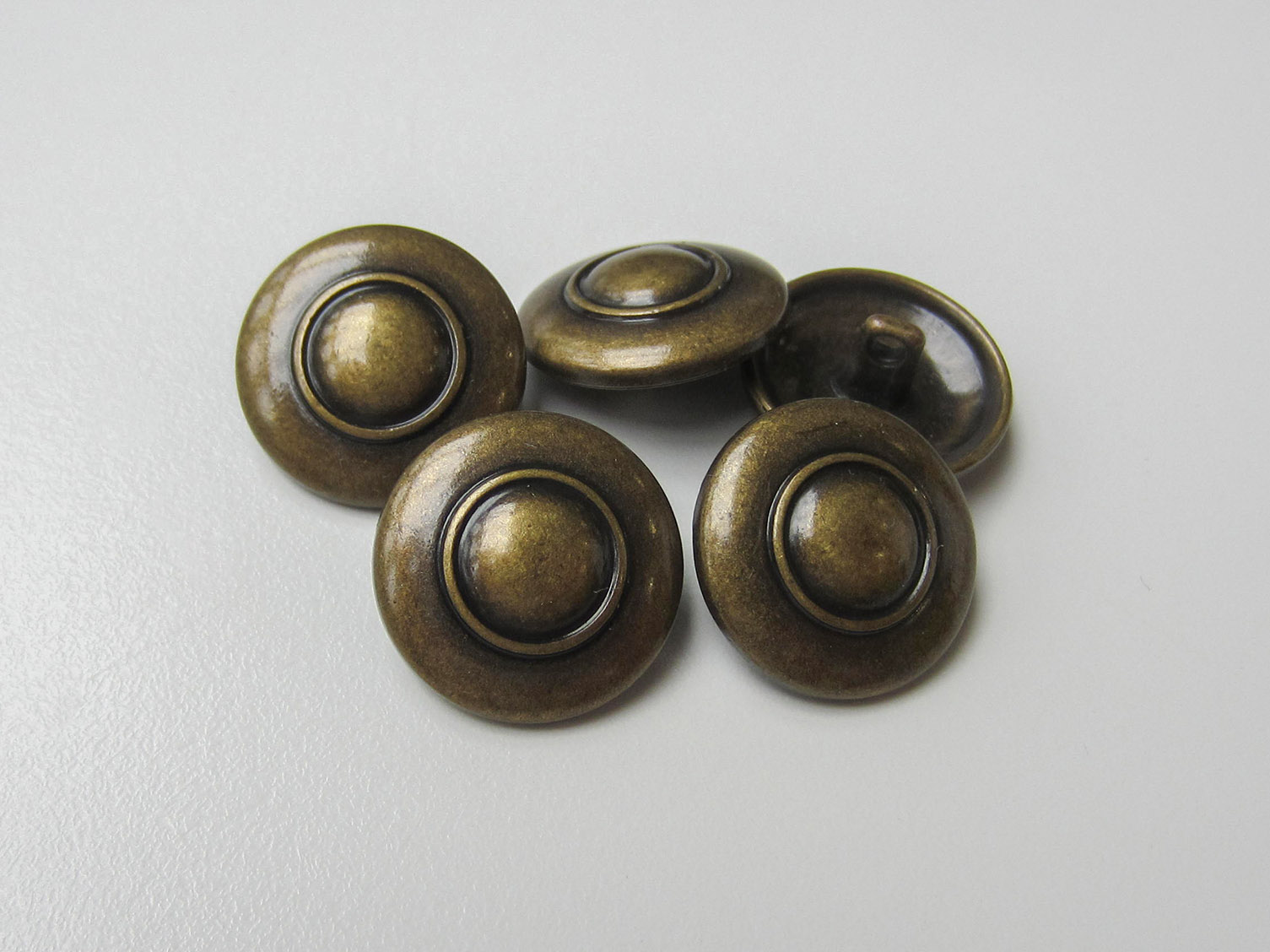 Altmessingfarbener Universal Metall Knopf mit Öse