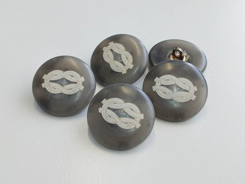 www.knopfparadies.de - 2211gr - Graue Kunststoffknöpfe mit Kordelmotiv
