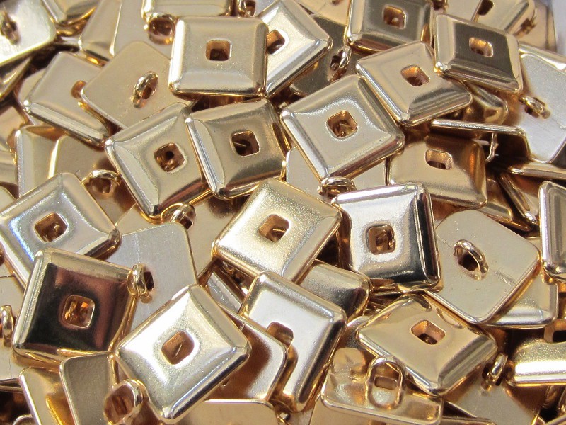 Quadratischer Metall Knopf mit Durchbruch