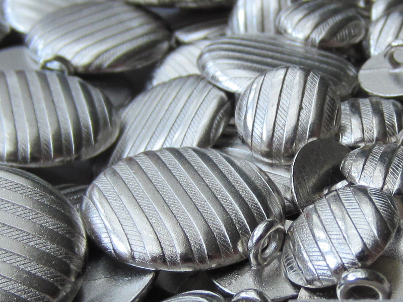 Schwere silberne Metallknöpfe mit dreidimensionalen Streifen