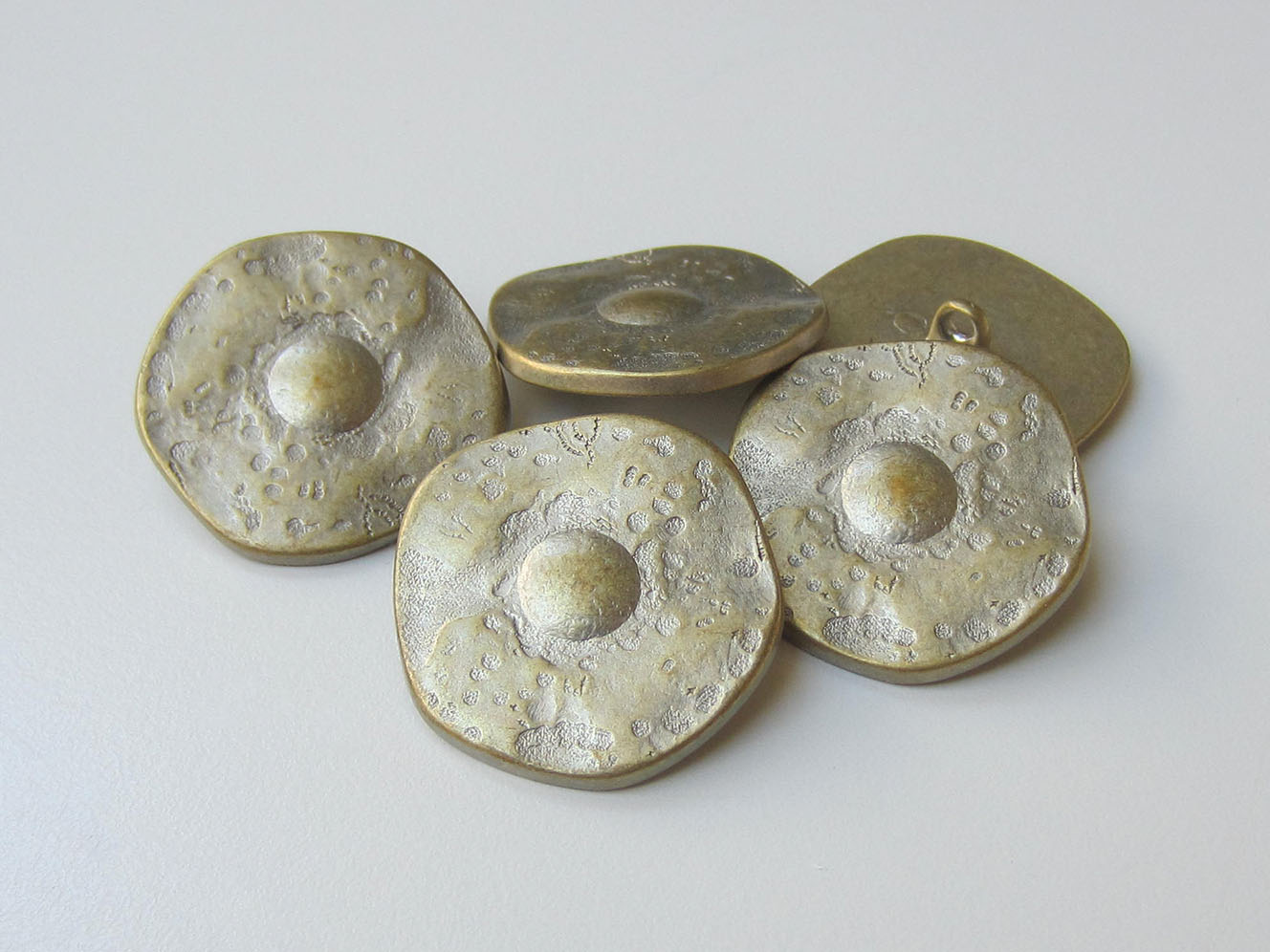 Alt wirkender großer Metall Knopf wie aus Mittelalter
