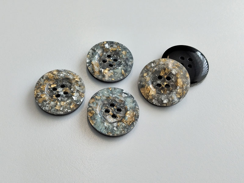 www.knopfparadies.de - 6815gl - Glitzernde Kunststoffknöpfe mit vier Knopflöchern