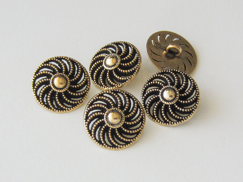 www.knopfparadies.de  - 5045go - altgoldfarbener Metallknopf mit Durchbruch-Muster