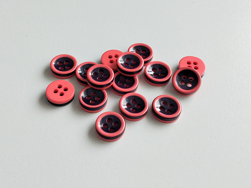 www.knopfparadies.de - 6751rs - Pink-schwarz gestreifte Kinderknöpfe aus Kunststoff