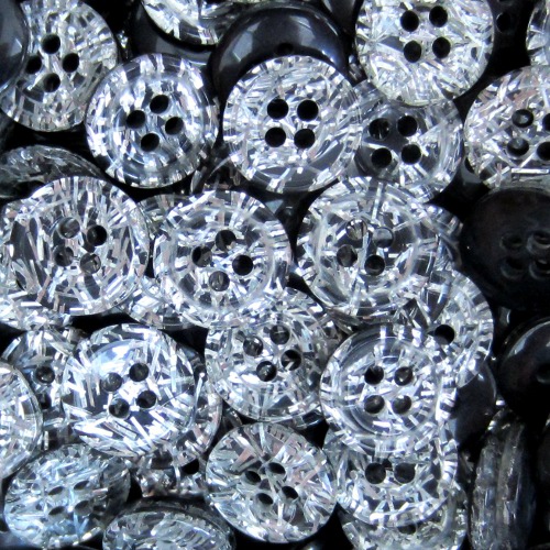 Kleine, hübsch glitzernde Blusenknöpfe in silber schwarz mit vier Löchern