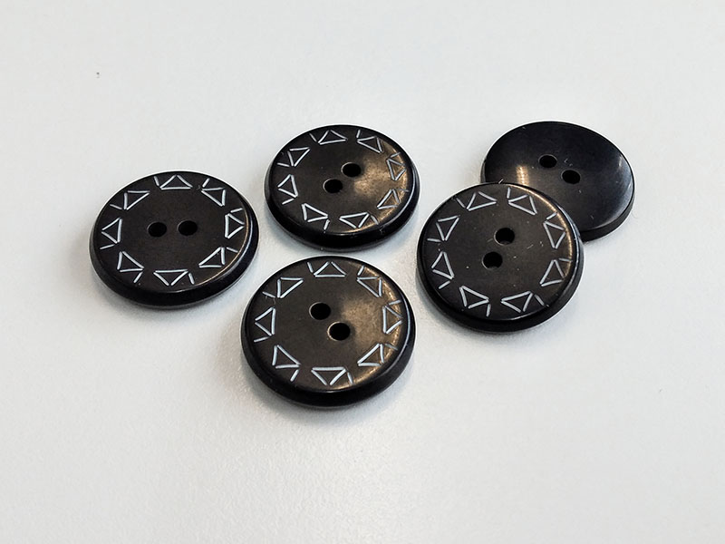 www.knopfparadies.de - 6154sc - Schwarze Kunststoffknöpfe mit zwei Löchern