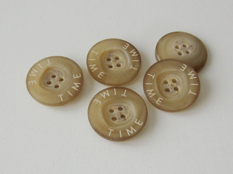 www.Knopfparadies.de - 2661be - Moderne beige Kunststoffknöpfe in Horn Optik mit weißem Schriftzug "TIME"