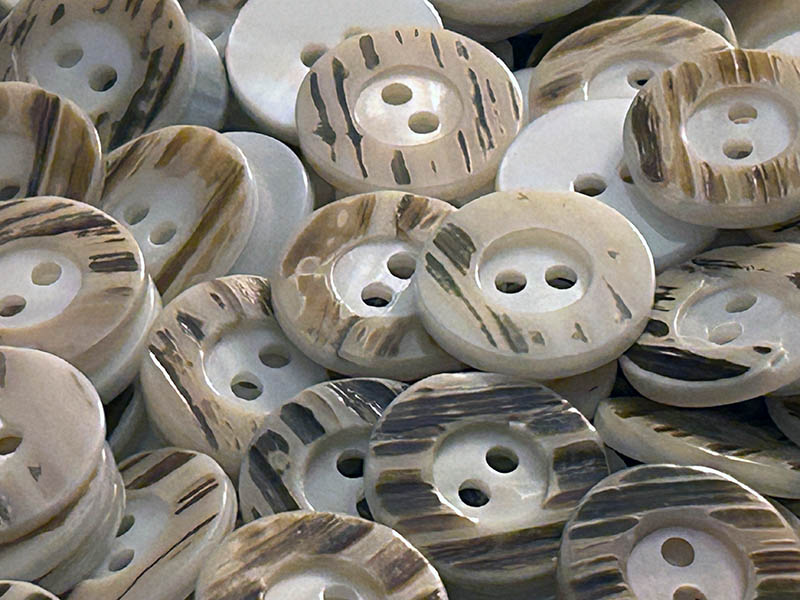 Interessante braun-beige-weiße Muschelknöpfe - 2-seitig einsetzbar