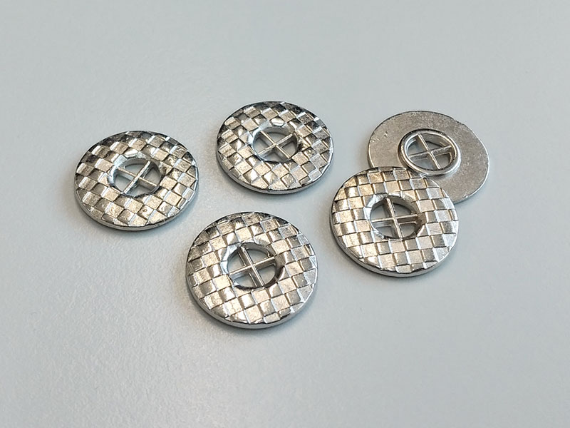 www.knopfparadies.de - 0342si - Silberfarbene Metallknöpfe mit Schachbrettmuster