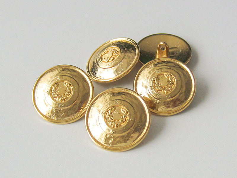 Ösenknöpfe aus glänzendem Metall in Gold