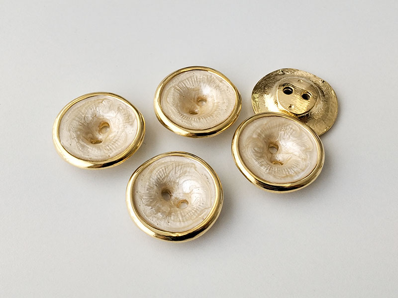 www.knopfparadies.de - 6036pg - Ausgefallene Kunststoffknöpfe mit zwei Löchern und goldenem Rand