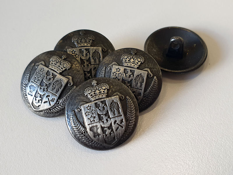Interesante, dunkel eisenfarbene Wappenknöpfe aus Metall