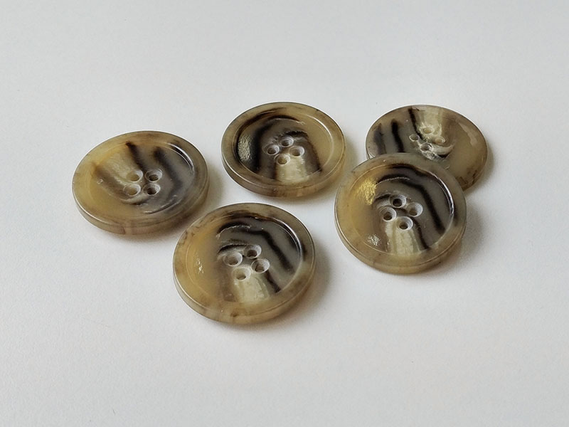 www.knopfparadies.de - 4133br - Braun und beige gemaserte Mantelknöpfe mit vier Löchern