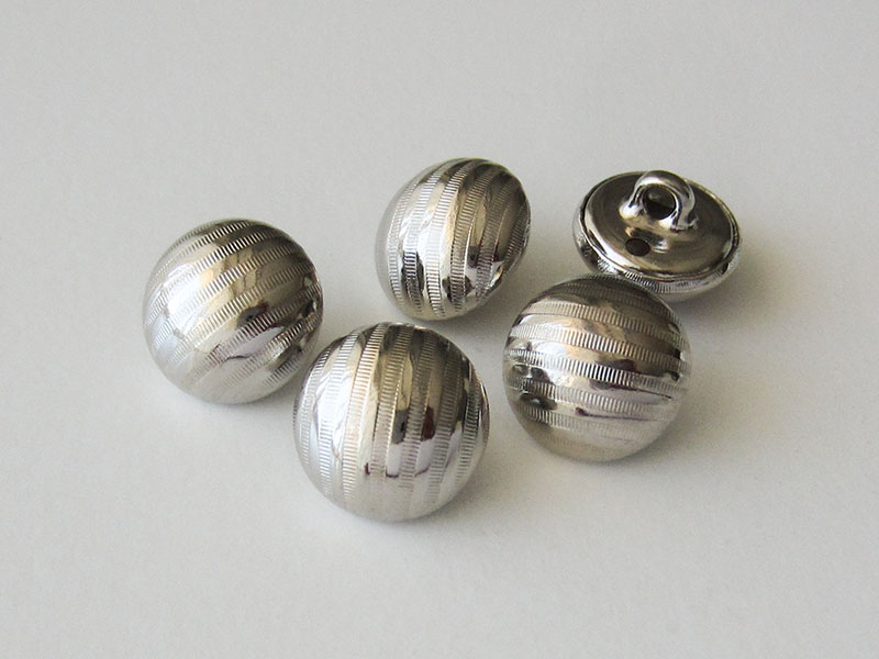 www.Knopfparadies.de - 1656sg - Gestreifte Ösenknöpfe aus leichtem Metallblech in Silber