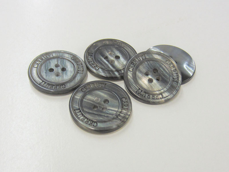 Grauer Vierloch Kunststoff Knopf mit Designer Logo