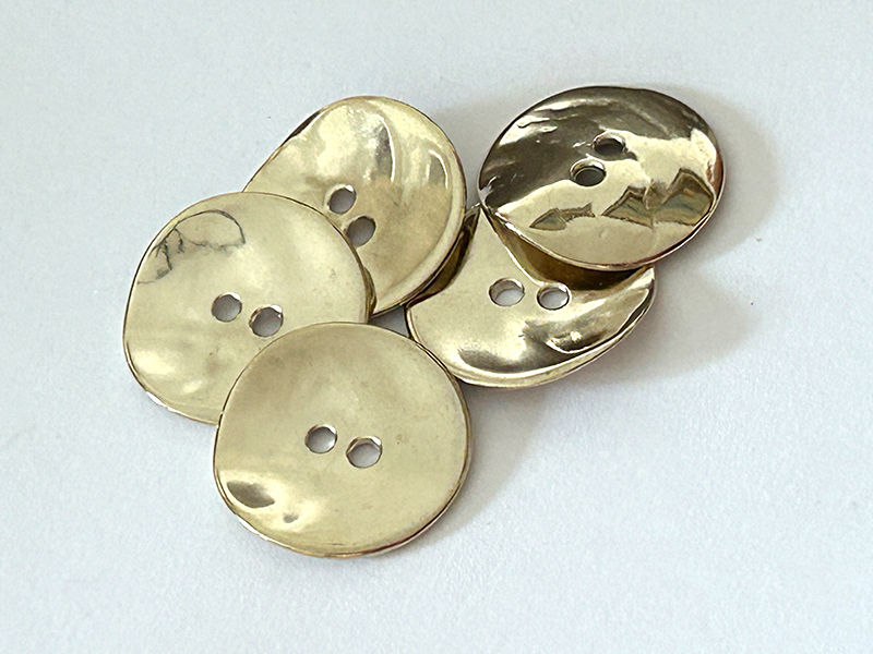 Metallknopf helles Gold organisch gewellte Oberfläche 2-Loch
