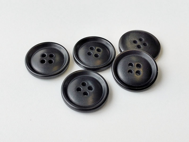 www.knopfparadies.de - 5290sc - Schwarze Steinnussknöpfe mit vier Löchern