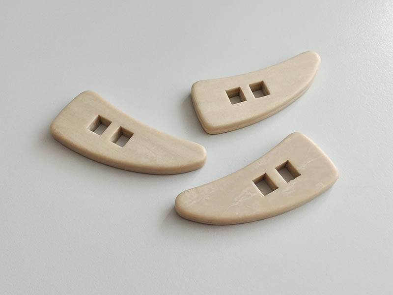 www.knopfparadies.de - 6476be - Flache, hell beige marmorierte Knebelknöpfe aus Kunststoff