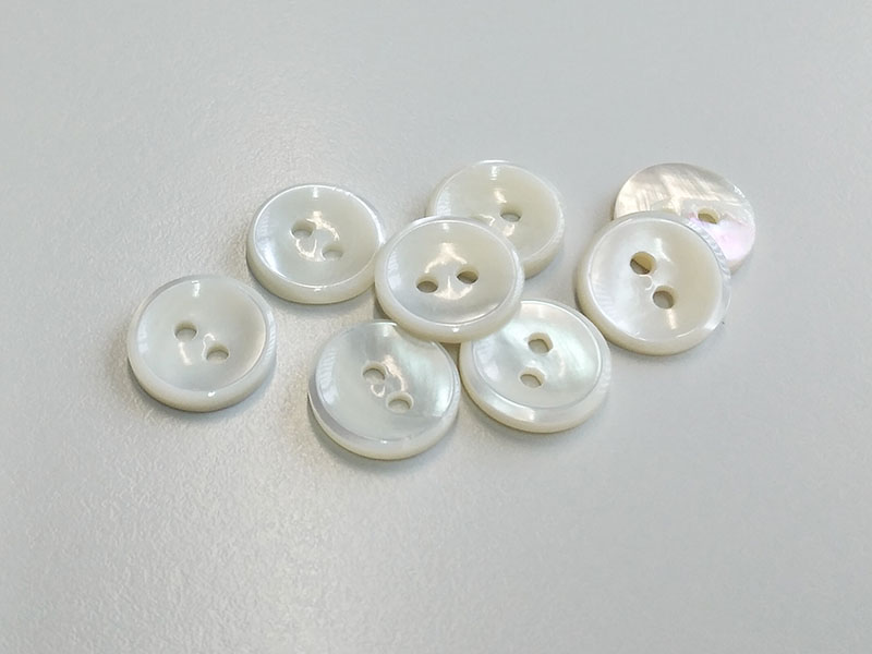 www.knopfparadies.de - 6567pm - Dickere, naturweiß schimmernde Perlmuttknöpfe