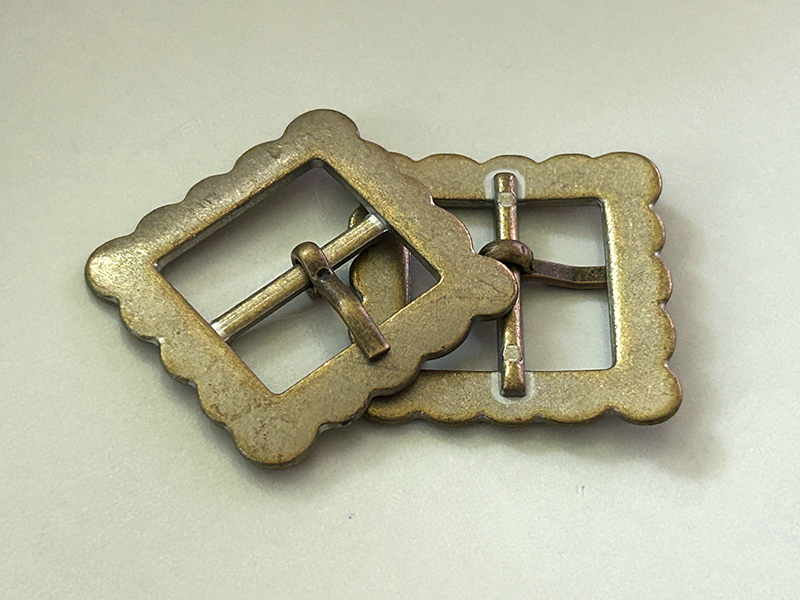 Kleine Metall-Gürtelschnalle 32x32mm in Silber-Messing mit Wellenrand