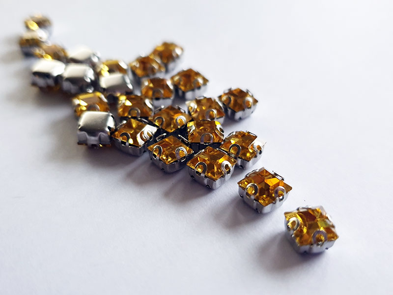 Packung mit 25 quadratischen Strass-Steinen zum Annähen
