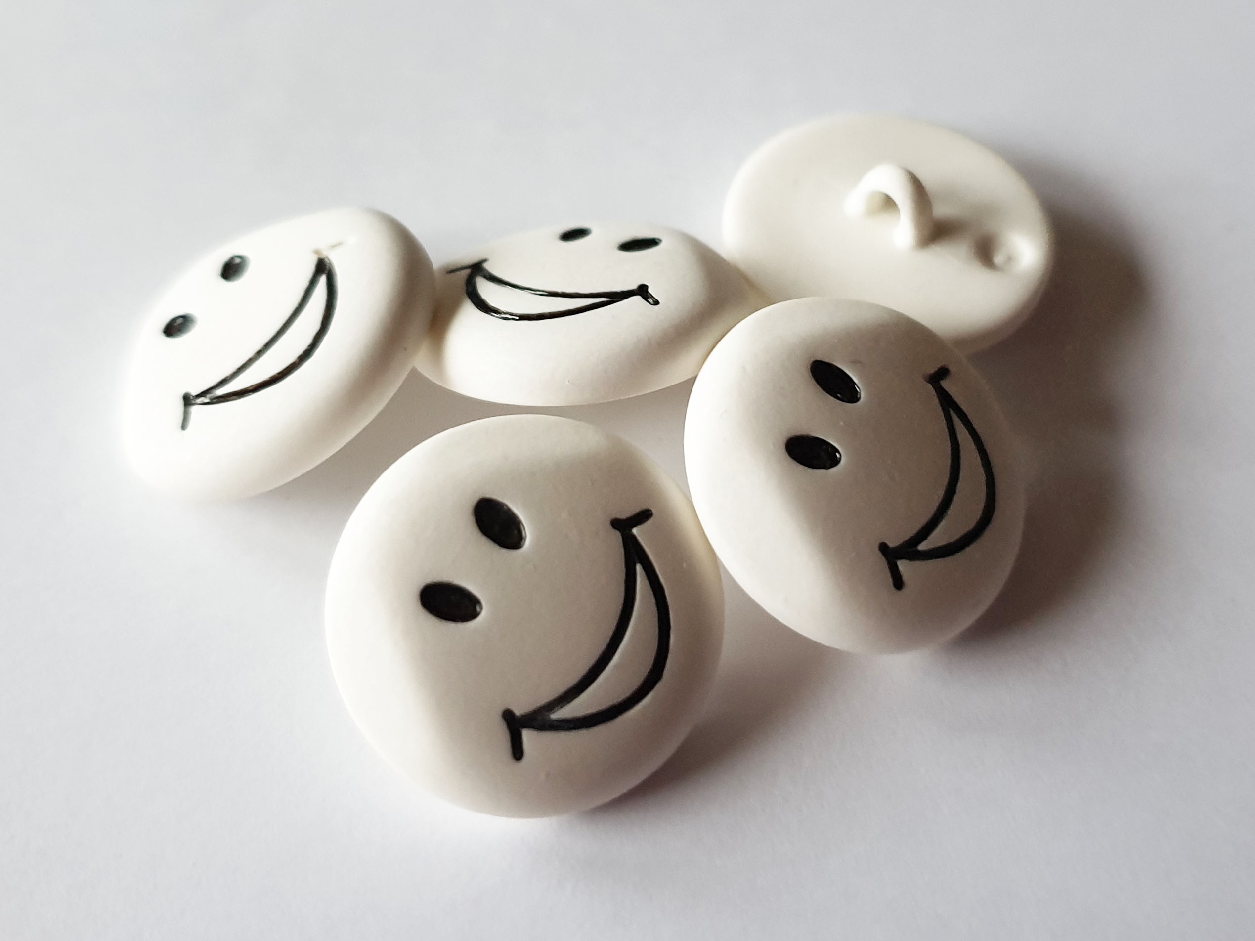 www.knopfparadies.de - k107sw -  Schwarz-weiße Kinderknöpfe mit Smiley Motiv