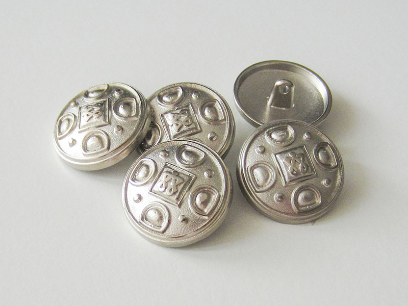 Eleganter silberfarbener Metallknopf mit Öse