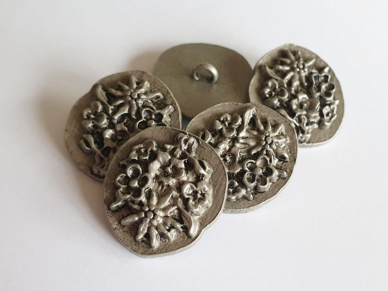www.knopfparadies.de - 5992zn - Zinnfarbene Trachtenknöpfe mit Blumenmotiv und besonderer Form