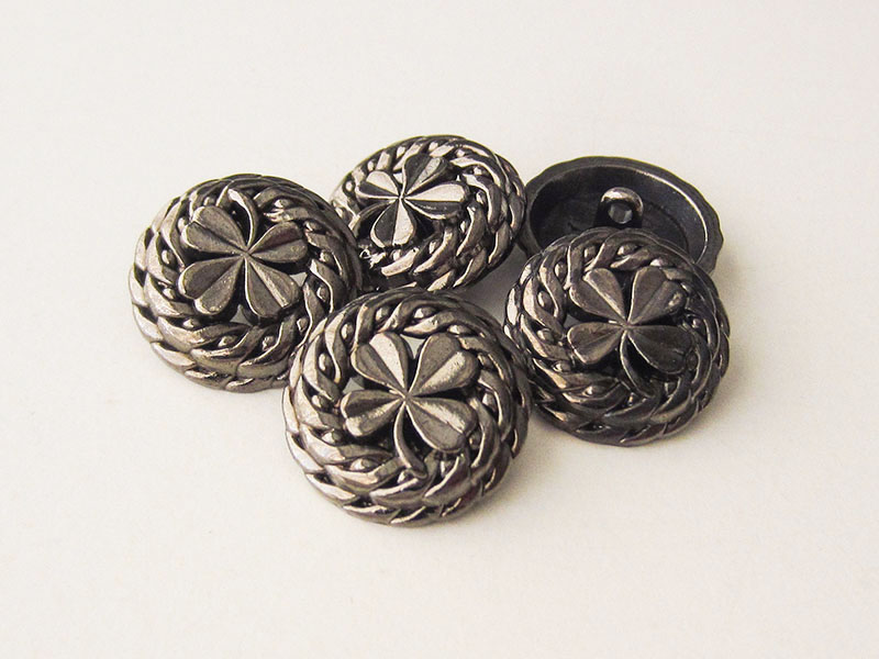 Sehr elegante chromfarbene Metall Ösen Knöpfe mit Klee