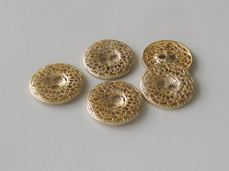 www.knopfparadies.de - 5746go - Goldfarbene Metallknöpfe mit majestätischem Durchbruchmuster