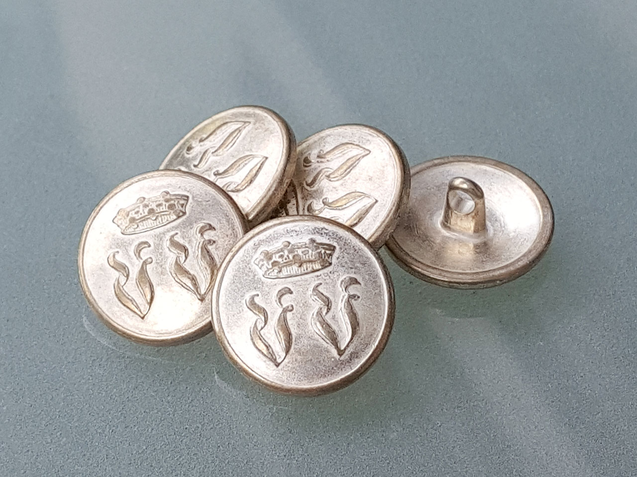 Metallknopf mit Krone und Initialien, kalkig messingfarben