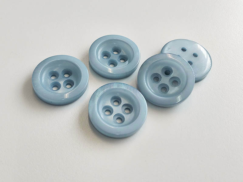 www.knopfparadies.de - 3031hb - Hellblau schimmernde Mantelknöpfe aus Kunststoff