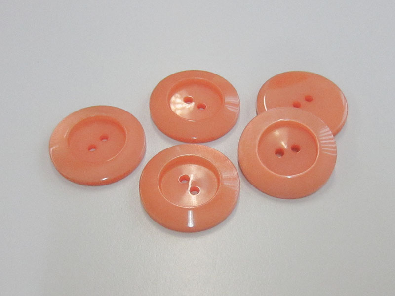 www.Knopfparadies.de - 5963ap - Große Zweilochknöpfe aus Kunststoff wie Perlmuttknöpfe in Apricot / Zartes Orange