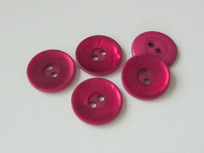 www.knopfparadies.de - 3564wr - Dunkel pink schillernde Kunststoffknöpfe