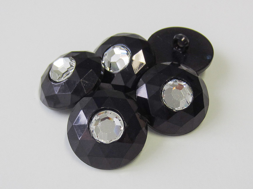 Eleganter facettierter Ösen Knopf mit Schmuck Stein