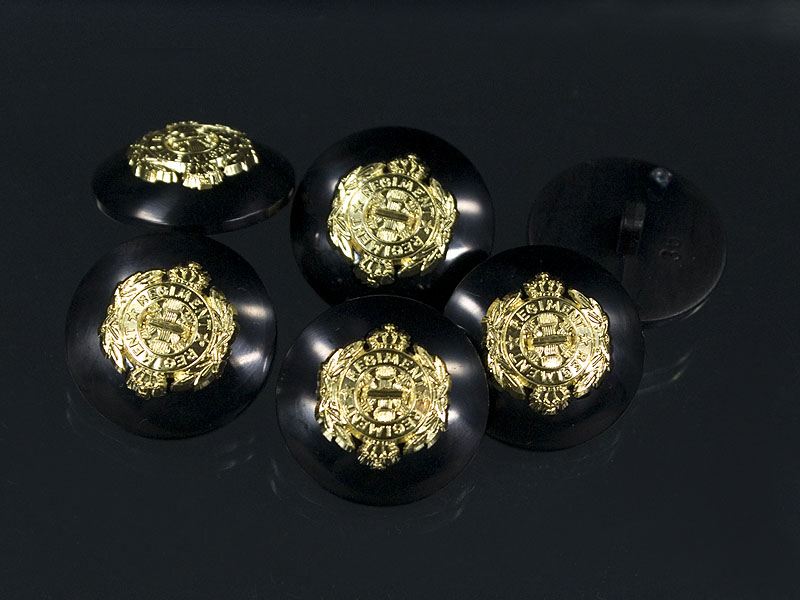 Schwarzgoldfarbene Wappenknöpfe