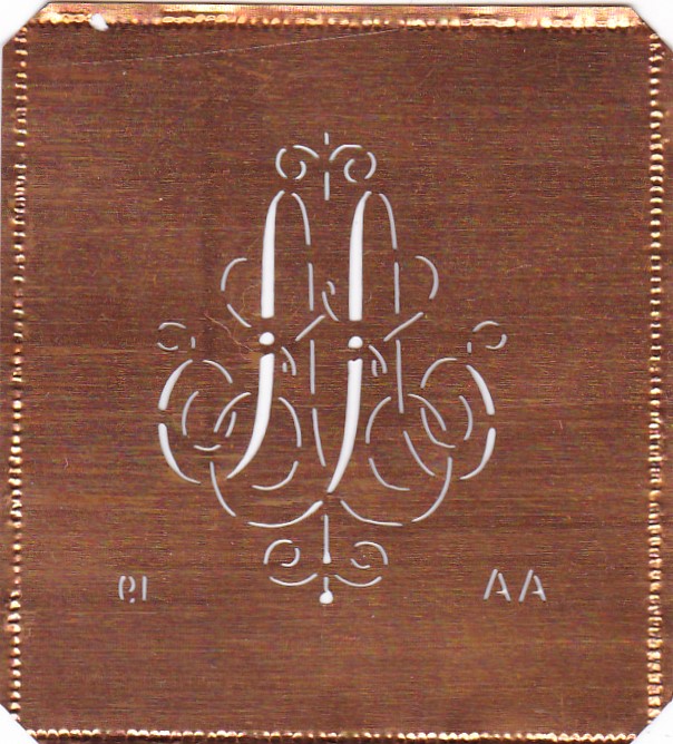 Zarte antike Monogrammschablone AA aus Kupfer für feine Stickerei