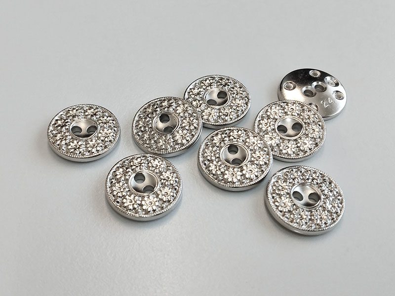 www.knopfparadies.de - 6144si - Silberfarbene Zweilochknöpfe aus Kunststoff