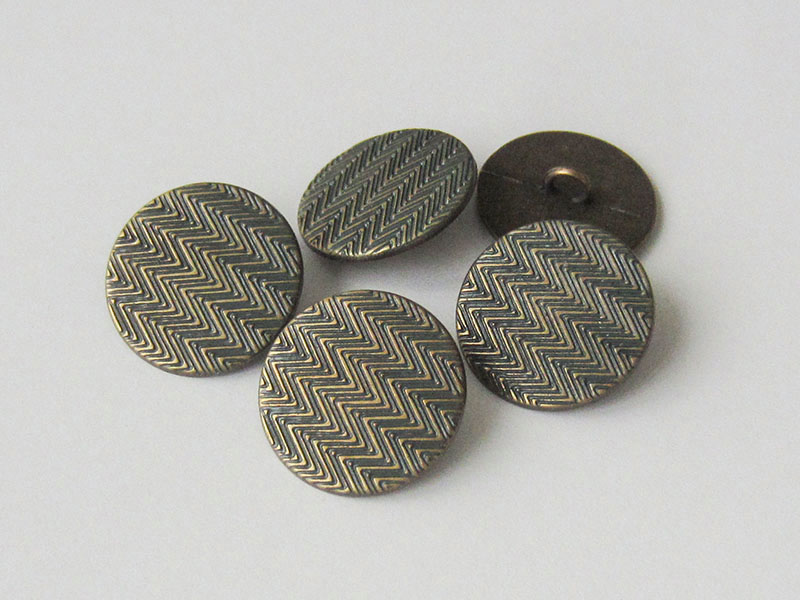 www.Knopfparadies.de - 3974gr - Tolle grün messingfarbene Ösenknöpfe aus Metall mit geometrischem Muster