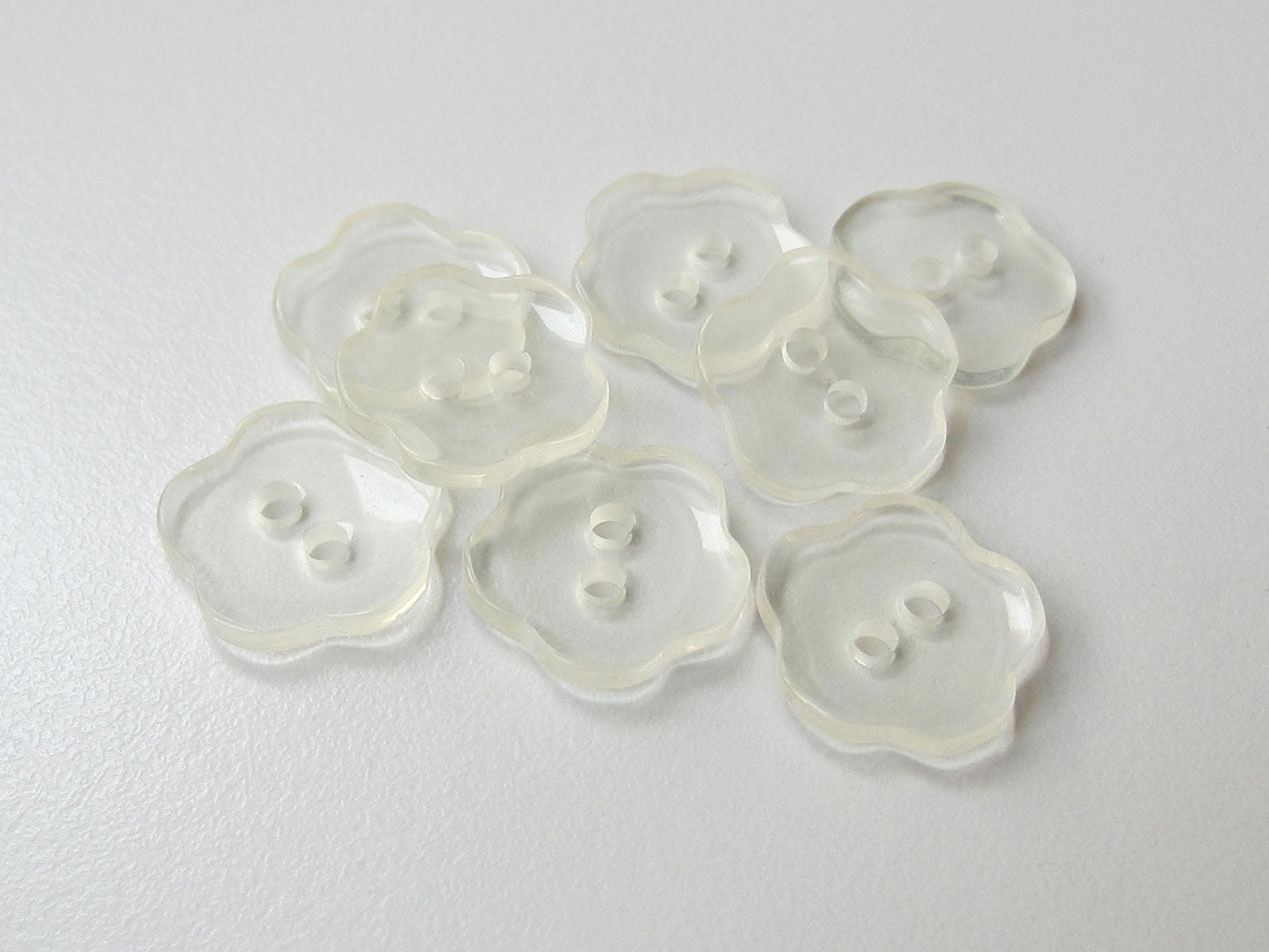 Hübscher transparenter Zweiloch Knopf in Blumen Form