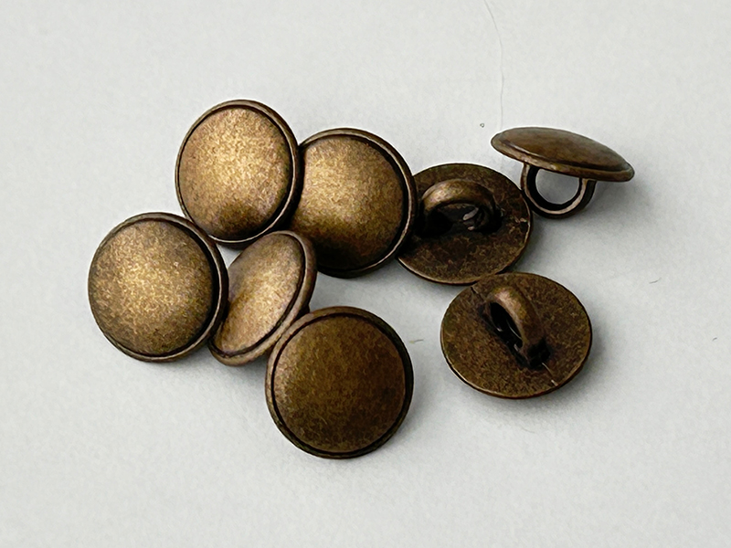 Kleiner klassischer Metallknopf Ösenknopf Alt-Messing Uniform