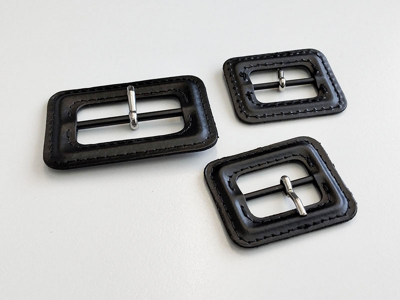 www.knopfparadies.de - 6405sc - Schwarze Lederschnallen mit silberfarbenem Dorn