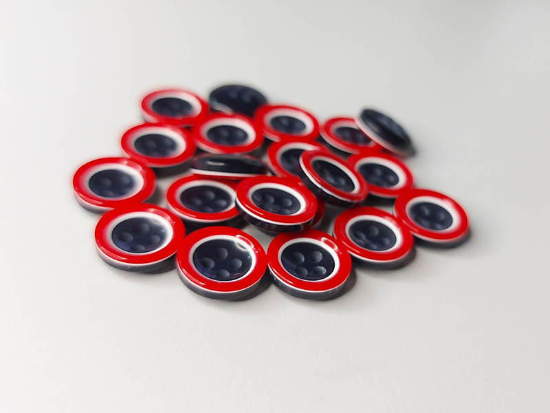 Außergewöhnliche 4-Loch-Blusenknöpfe im Schicht-Design blau - rot - weiß