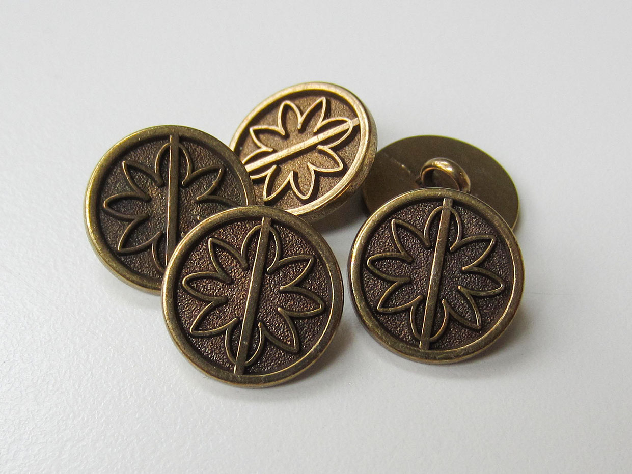 Moderner altmessingfarb. Metall Knopf mit Blumen Motiv