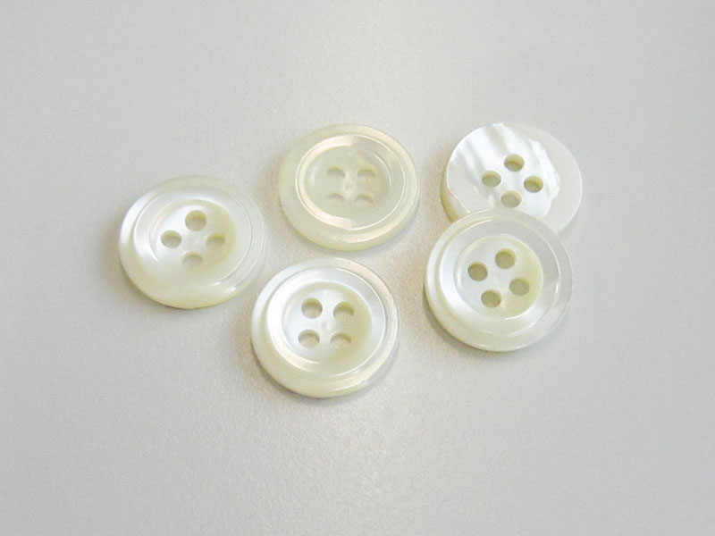 www.knopfparadies.de - pm312we - Weiss bis beige schimmernde Perlmuttknöpfe mit vier Löchern