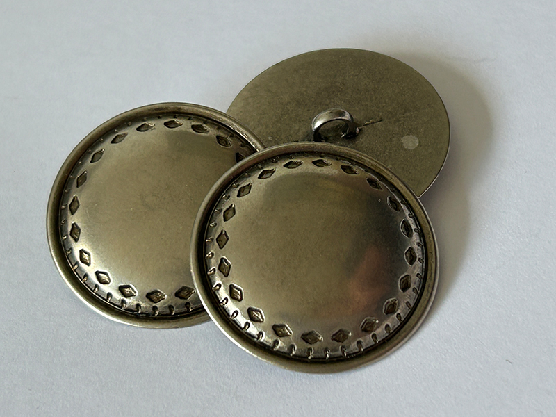 www.knopfparadies.de - d281as - Großer Metallknopf in Altsilber mit gewölbter Mitte und verziertem Rahmen